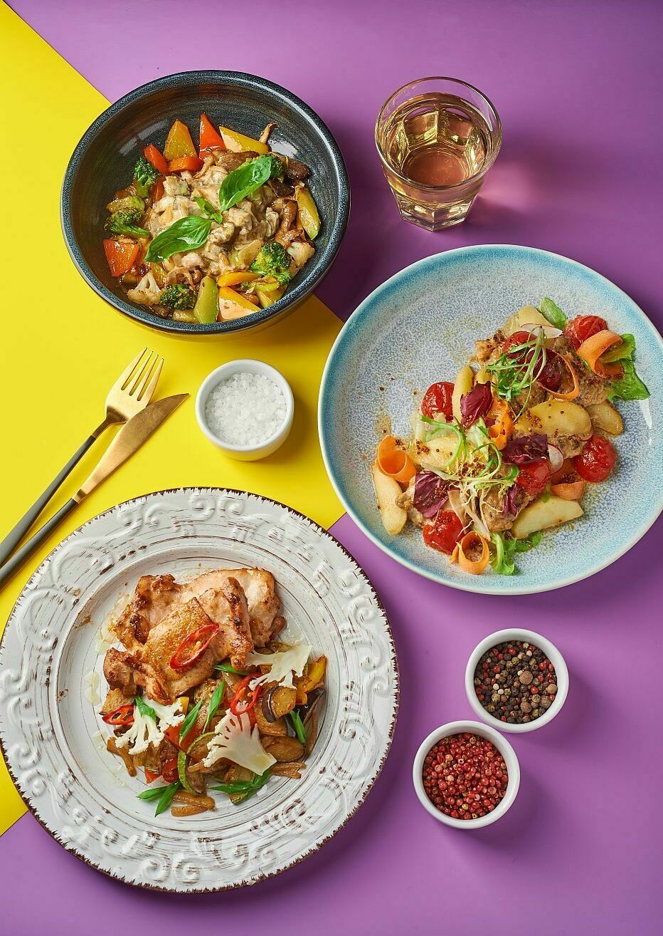 В Индии, начиная с детства, женский род ходит с точками на лбу. Кругом было тихо, как будто все вымерли...