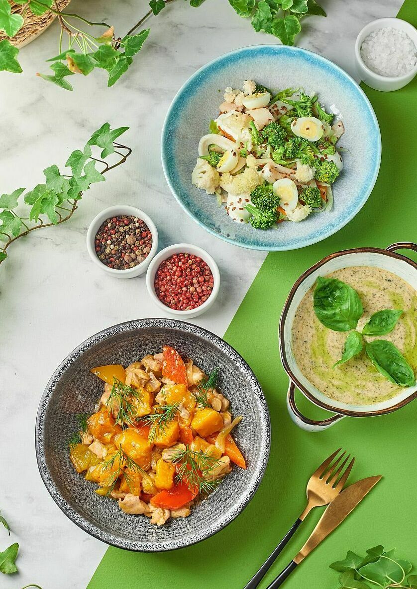 В Индии, начиная с детства, женский род ходит с точками на лбу. Кругом было тихо, как будто все вымерли...